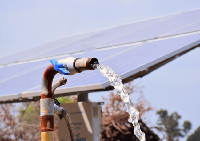 Foto ABB lanza a nivel mundial un innovador convertidor solar para el bombeo sostenible de agua.
