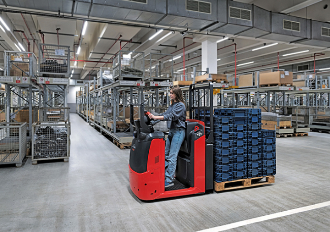 Foto Linde MH lanza nuevos preparadores de pedidos horizontales con batería Li-ION integrada.
