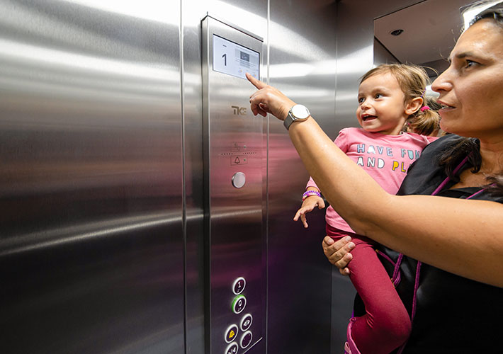 foto La falta de accesibilidad condiciona la vida de los españoles: más de la mitad cambia sus rutas y el 30% renuncia a ver a familiares o amigos por esta causa.