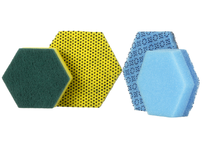 Foto Almohadillas y laminados Scotch-Brite™ con forma hexagonal para limpieza en cocinas profesionales.