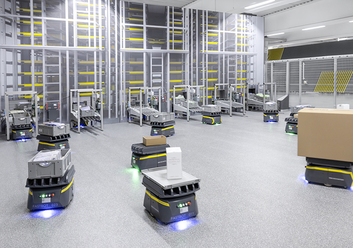 foto Conectividad inteligente para flujos de materiales dinámicos: FastBots Solution de SSI Schaefer.