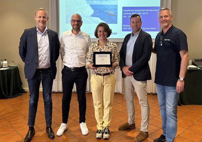foto AVNET Abacus obtiene el premio Outstanding EMEA Distributor Performance Award de Amphenol Industrial Operations.