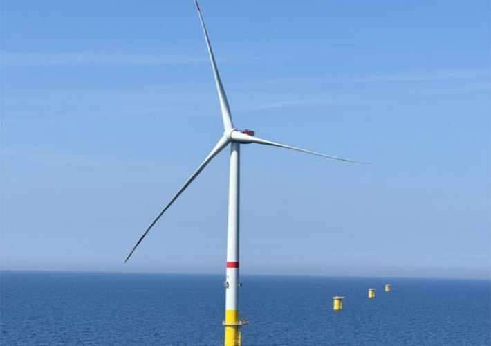 foto Iberdrola instala la primera turbina del parque eólico marino de Baltic Eagle.
