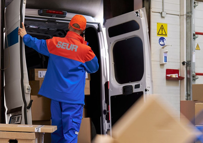 foto noticia SEUR refuerza su plantilla con 2.800 incorporaciones para afrontar el Black Friday, la Navidad y las rebajas.