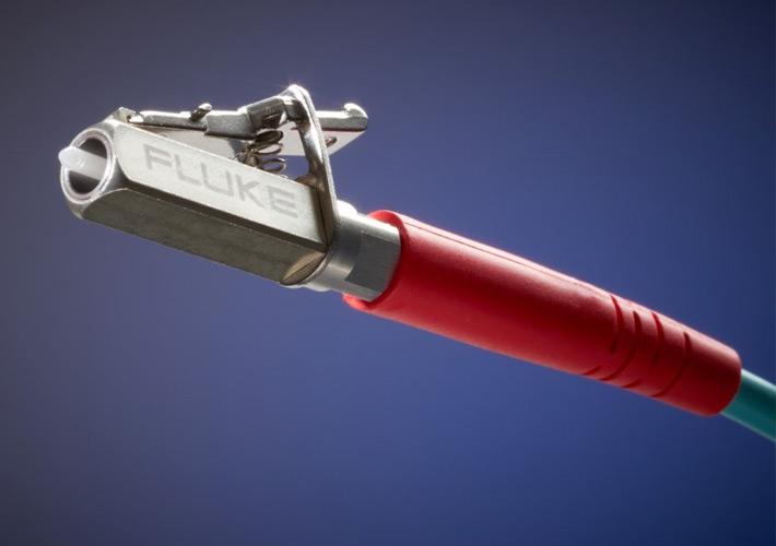 foto noticia Conector LC metálico para cables de referencia en comprobación de conexiones de fibra óptica