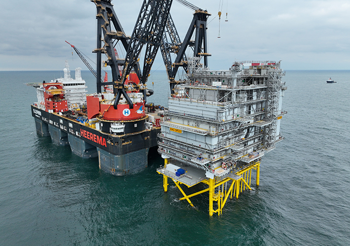 foto Iberdrola instala la estación convertidora de su parque eólico marino East Anglia THREE, la primera del Grupo con tecnología de corriente continua (HVDC).