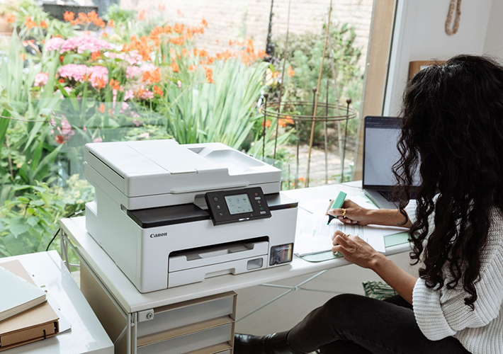foto Canon Europa aumenta el rendimiento de tinta de serie de las populares impresoras MAXIFY GX: hasta 17.000 páginas en blanco y negro.