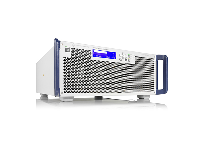 foto IB-Lenhardt Lab amplía los ensayos de inmunidad a campos de alta intensidad con amplificadores de Rohde & Schwarz.