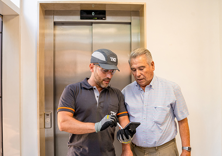foto TK Elevator reafirma el compromiso con la seguridad de sus clientes aplicando la nueva ITC al mantenimiento de los ascensores.