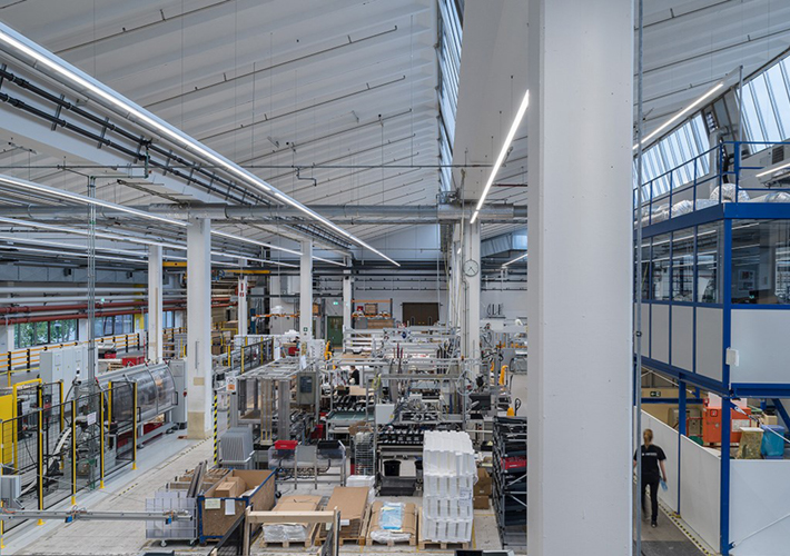 foto ABB y Zumtobel Group se asocian para impulsar soluciones de automatización e iluminación.