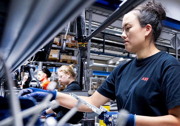 Foto La tecnología inteligente y las decisiones basadas en datos reducen las emisiones en ABB Smart Power en Västerås.