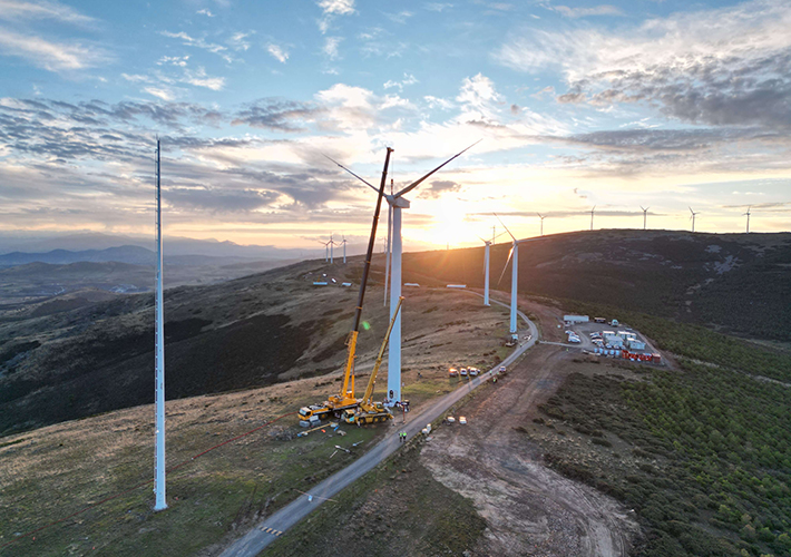 foto De 22 a 4 aerogeneradores, Endesa conecta su planta eólica repotenciada más grande de España.