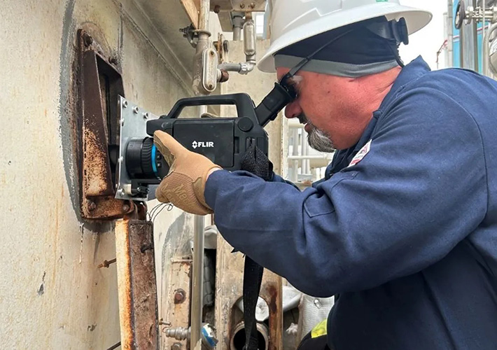 foto Tecnología de inspección avanzada de hornos por un experto en el sector.