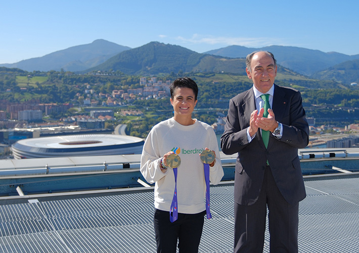 foto Ignacio Galán recibe en Torre Iberdrola a la marchadora María Pérez tras sus dos oros en Tokio.
