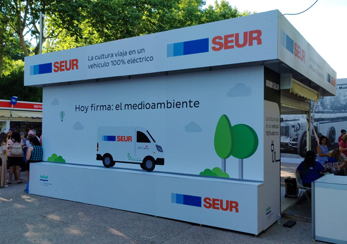 foto SEUR consolida su papel como proveedor de transporte de la Feria del Libro de Madrid con un modelo de reparto sostenible.