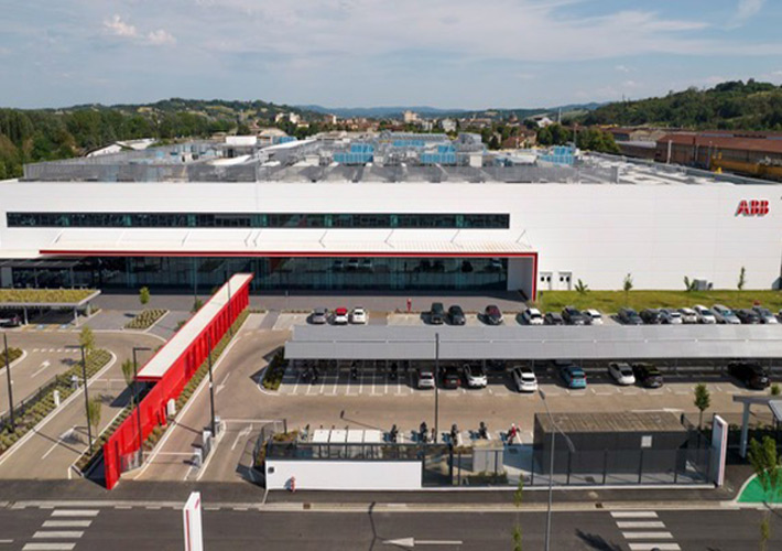 foto ABB E-mobility abre su mayor planta de producción de cargadores rápidos de CC en Italia