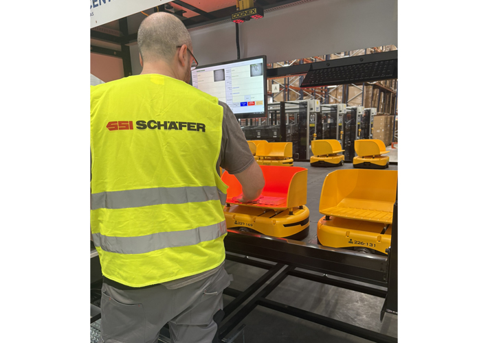 foto SSI Schaefer y Districenter revolucionan la clasificación de productos y la logística inversa con un sistema robótico 3D de alto rendimiento.