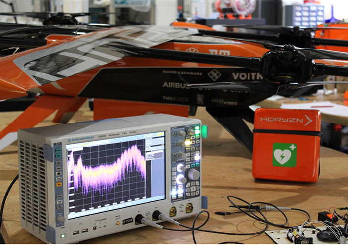 foto Rohde & Schwarz patrocina las iniciativas estudiantiles HORYZN y LEVITUM con equipos de prueba para el desarrollo de drones.