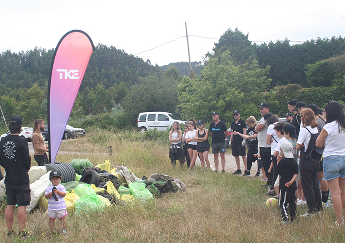 foto noticia Voluntarios de TK Airport Solutions recogen 342 kilos de residuos de la playa de la Llama en San Juan de la Arena.