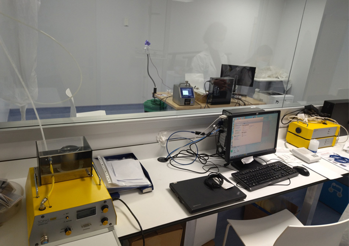 Foto Grupo Álava y el equipo de investigación en enfermedades alérgicas del Instituto de Investigación Sanitaria del Hospital Universitario Ramón y Cajal (IRYCIS) desarrollan un sistema de monitorización del paciente con alergia respiratoria en una cámara de exposición ambiental.