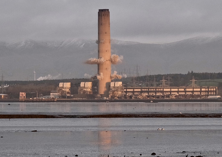 foto noticia Demolición de la chimenea de la mayor central eléctrica de carbón de Europa.