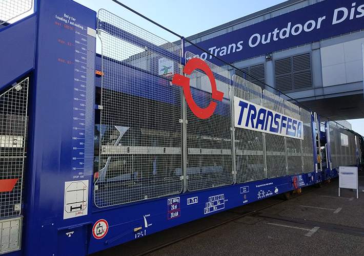 Foto Transfesa Logistics pone en marcha el primer tren con sus nuevos vagones porta-autos de gran capacidad para rutas internacionales.